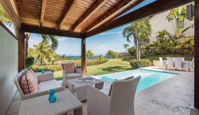3-BR villa with pool and views in Puerto Bahia