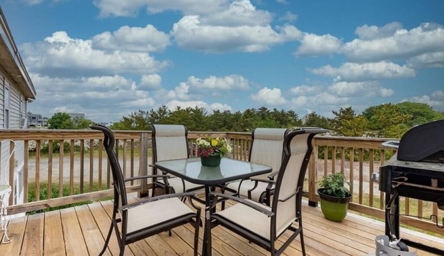 3 BR, Walk to Beach, Fire Pit & Yard, Pet Friendly in Newbury