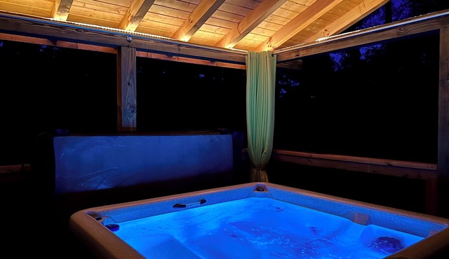 330 reviews ⭐️ Treehouse Views & Privacy! Awesome Updates Only 5 Min to Parkway in Sevierville
