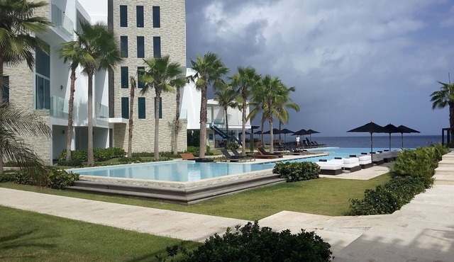 3BD luxury beachfront condo with gym, elevator, infinity pool. Reduced rate!