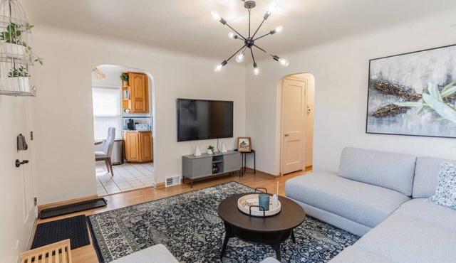 4 Bedroom 2 and a half bath that Sleeps 8 Near it all Ford Telegraph in Dearborn