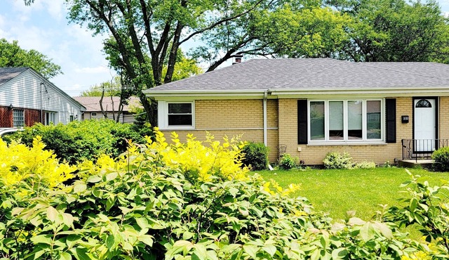 4 Bedroom, 2 Full Bath. Centrally Located. Near O'Hare Airport and attractions in Glenview