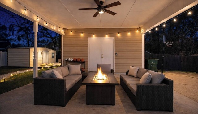 4 Bedroom House with Fast Wifi, Game Room, Fireplace, 2 King Beds, Grill, Office in Montgomery