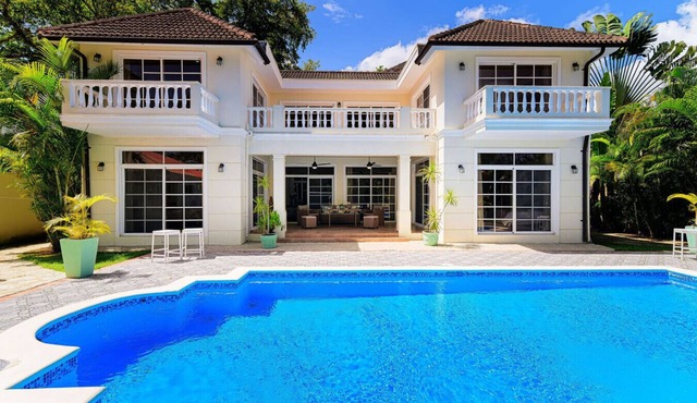 4-BR Luxury Villa w/Pool, 2 min walk to beach
