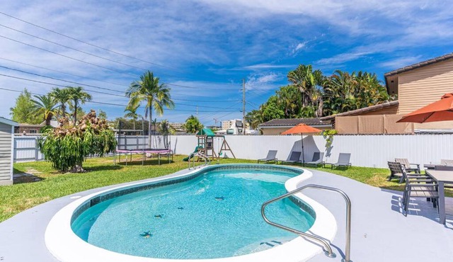 4BR House, Heated Pool 5 mins to Beach Game Room in Dania Beach