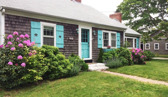 5 Bed/2 Bath Sleeps 11. Walk to restaurants, town and more. in Chatham