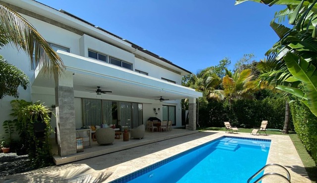 5BR Villa, Maid, Private Pool, Exclusive Gated Community near the Airport!