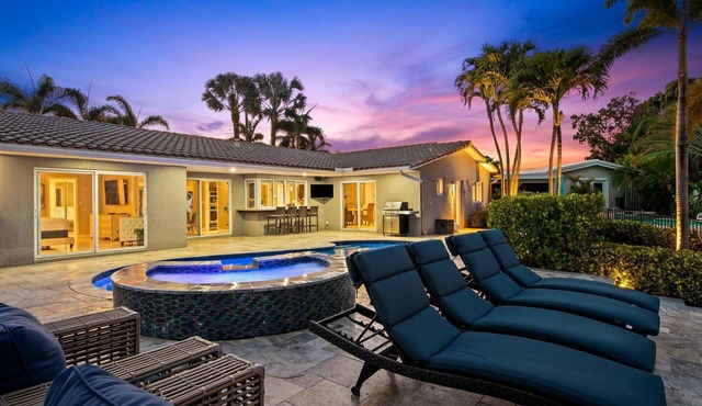 6 mins to Beach~Heated Pool~Jacuzzi~Big Backyard~30 Foot Dock in Pompano Beach
