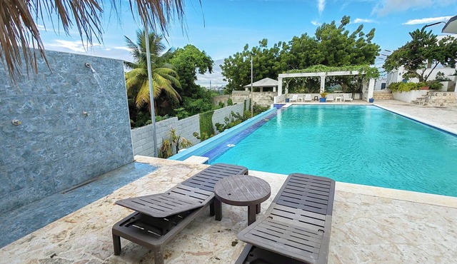 6BR & 6Baths Estate: Infinity Pool, Events, Privacy Retreat with Awesome View!