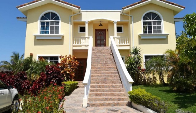 7-BD guest-friendly villa in central Sosua with private pool, near beach/clubs