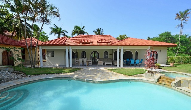 7BD Guest-Friendly Villa with Private Pool, Jacuzzi and Billiard, near Beach!