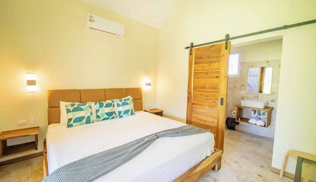 9BR Villa: Outdoor Jacuzzi, Billiard & BBQ Near the Beach