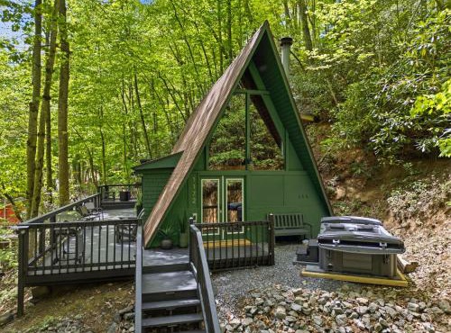 A frame chalet close to National Park and OBER in Gatlinburg