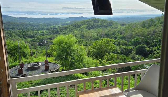 A private offgrid glass mountain cabin Accessible by ATV With Starlink Wi-Fi and panoramic views