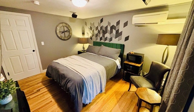 A stylish, centrally-located private 2-bedroom 2-bath townhouse + full kitchen. in Rutland