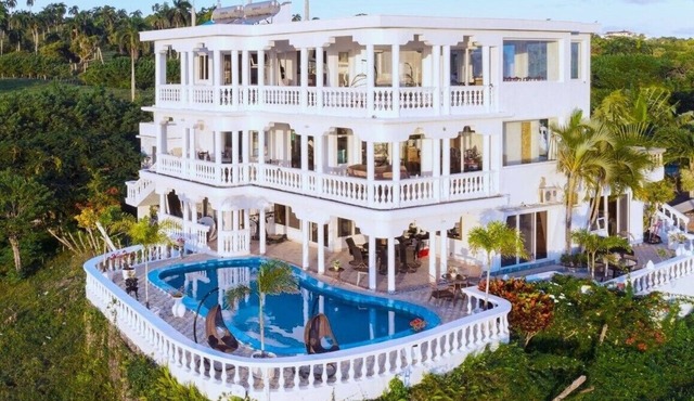 Adorable room with a pool, fire pit, gardens, and more- close to the beach!