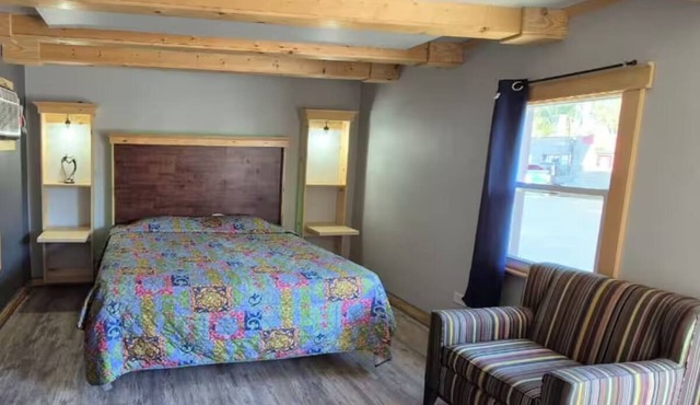 Affordable Room Perfect for Short Layovers w/Free Parking & Easy Highway Access in Des Plaines