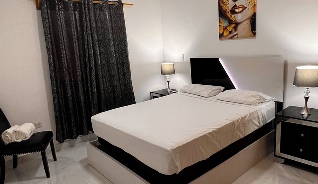 Amazing 3 Bedrs Penthouse/4 Beds/Pool/Close to everything!
