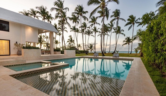 Amazing beach front new villa. Beatifull 8 suites for 20 guests. Cheff optional