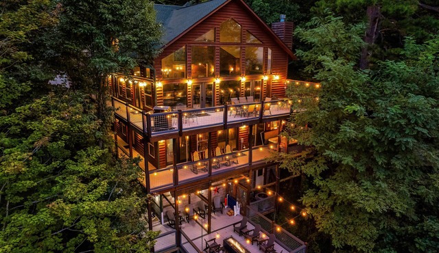 AMAZING VIEWS overlooking Downtown Gatlinburg w/HOT TUB, Game Room, Fire Pit in Gatlinburg