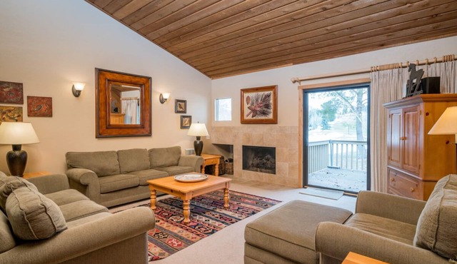 Appealing Mountain Condo with Golf Course Views in Elkhorn in Sun Valley