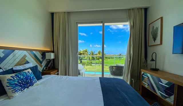 Awesome 2-Bedroom Apartment with a Pool View & Balcony - Golf Course in Front