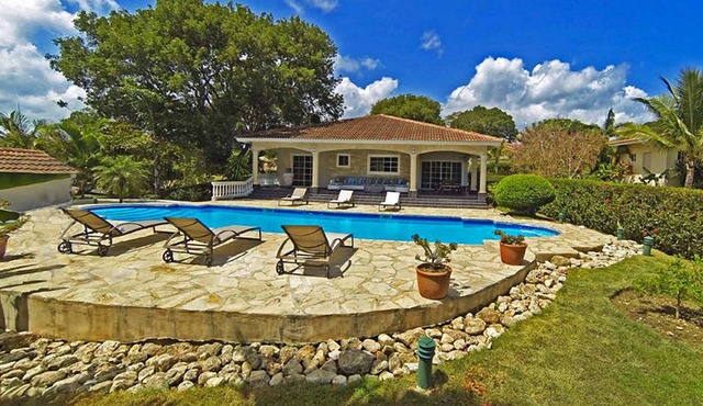 Beach, sun, girls, sport courts: guest-friendly residence in central Sosua!