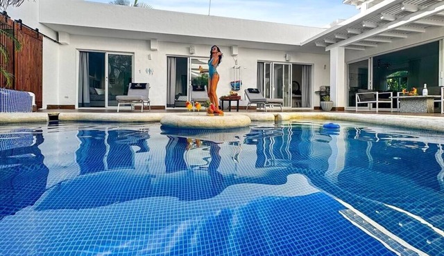 Beach Villa Azul with private Pool, BBQ and Maid inc