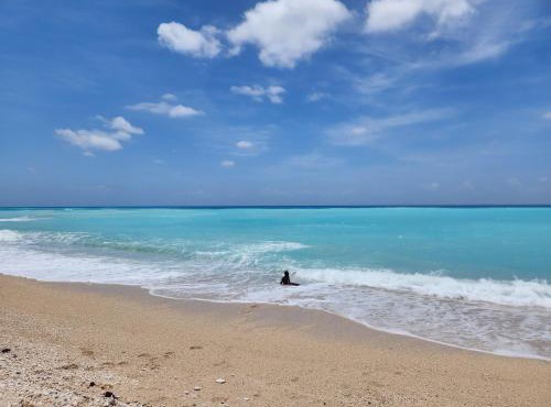 Beachfront Apartment, Quiet 4 Beds, 1 Bath, AC, Wi-Fi, Hot Water, in Paraiso near Los Patos