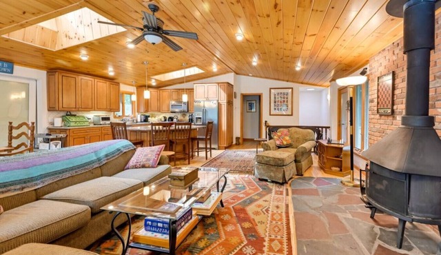 Beachfront Cabin - Kayaks - Deck - Community Amenities! in Tolland