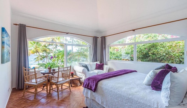 Beachfront complex w/sea views on a quiet sandy beach