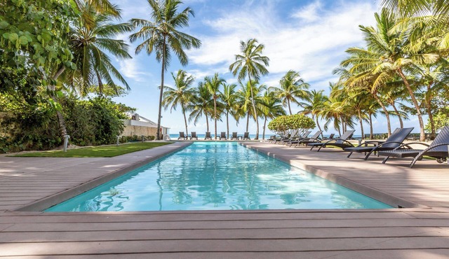 Beachfront Condo w/Pool, Jacuzzi & Wi‑Fi
