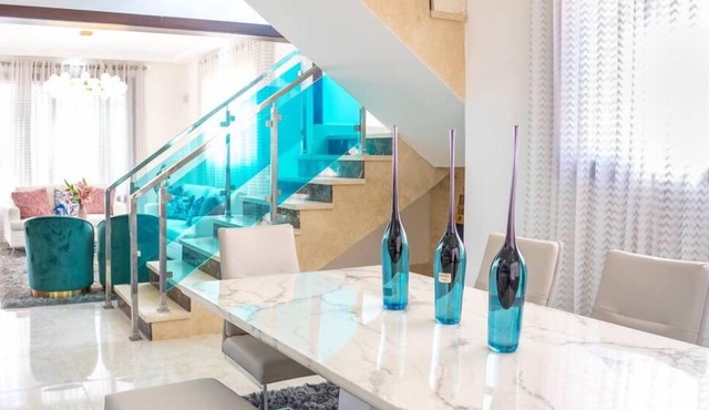 Beautiful home with a private pool-15 mins from Santiago airport