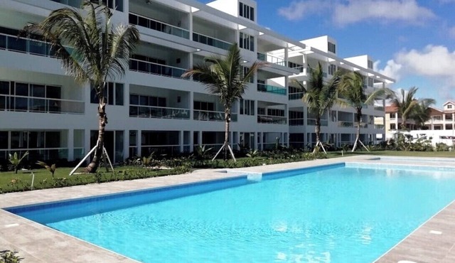 Beautiful 2 bedroom unit, free wifi, pool 3 minutes walk from beach