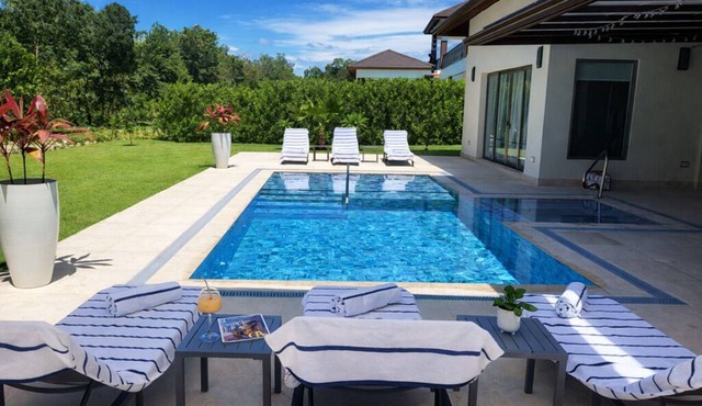 Beautiful 4-bedroom ranch style villa with private pool in Caleton Residences