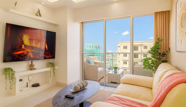 Beautiful and Cozy 1BR Centric Condo, Full AC, King Bed, Pool, Fast Wi-Fi