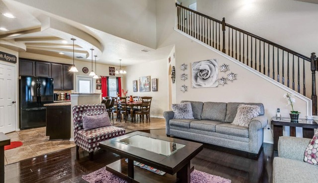 Beautiful and cozy home near Sea World 4 mi, Lackland 8 miles, Six Flags14 mi in San Antonio