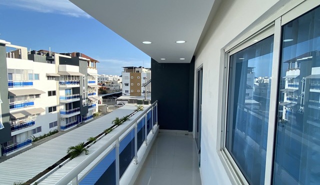 Beautiful apartment with ocean view 15 mins from airport
