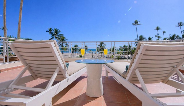 Beautiful Beachfront 2BR Apt | Large Pool & Stunning Terrace