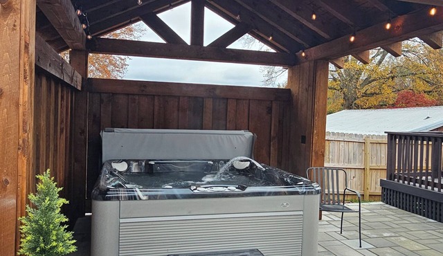 Beautiful Bristol Bungalow w/Firepit- 5 mins to downtown & 6 mins to Casino in Bristol
