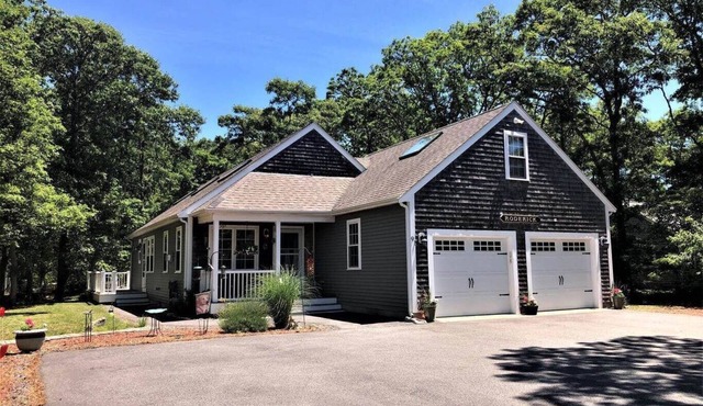 Beautiful Cape home. Minutes from beaches, restaurants, bike paths & shopping. in Harwich