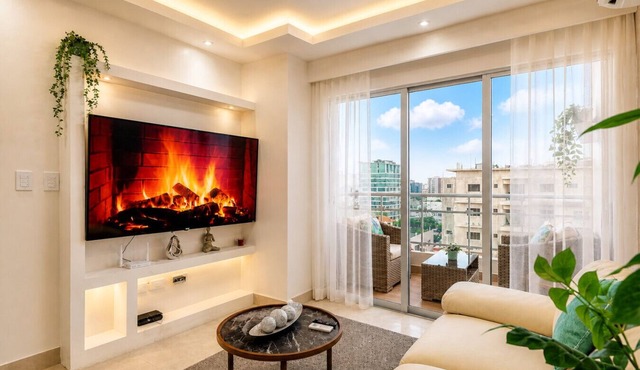 Beautiful City Center 1BR Condo, Full AC, Fast Wi-Fi, King Bed, Pool.