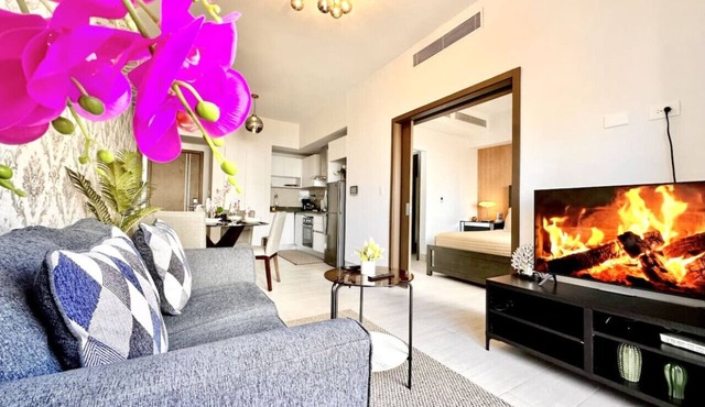 Beautiful Condo, Spectacular Rooftop Lounge, Pool and Social Areas