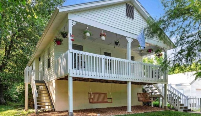 Beautiful Cottage on Large one Acre Private Lot in Eureka