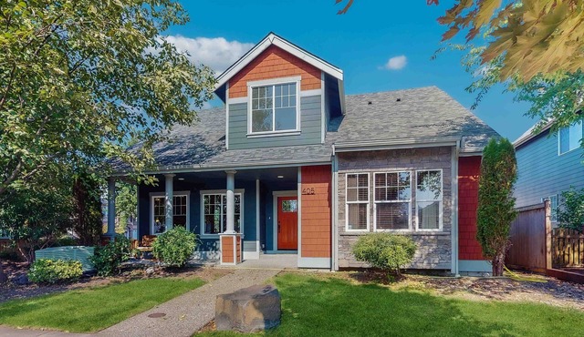 Beautiful Enumclaw home near downtown with yard, grill, gas fireplace, & A/C in Enumclaw