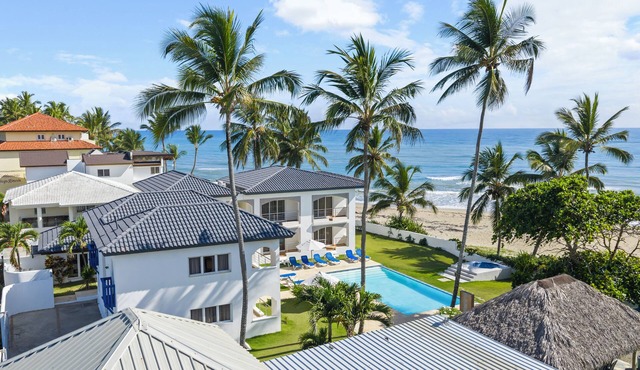 Beautiful Private 10 Bedroom Beachfront Villa with hotel amenities