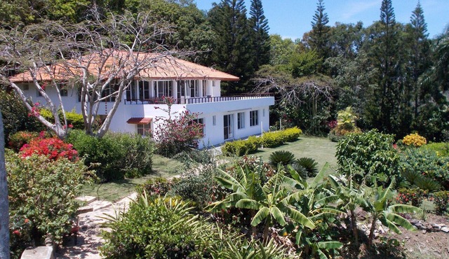 Beautiful two bedroom apartment with wonderful ocean view, fully equipped.