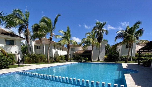 Beautiful Villa, Opposite the Airport 36a