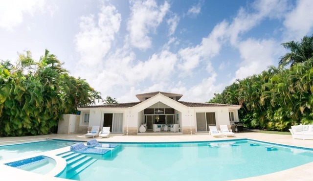 Beautiful villa with an amazing pool and a nice view to the golf courts