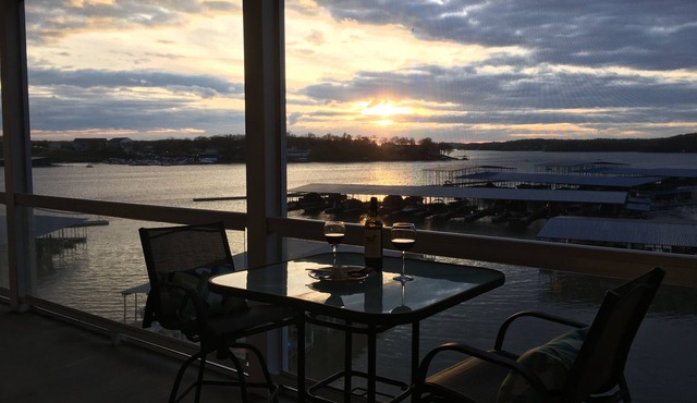 Believe 5 Star Reviews! Luxurious upscale Lands End Connecting condo. AmazingVi in Osage Beach